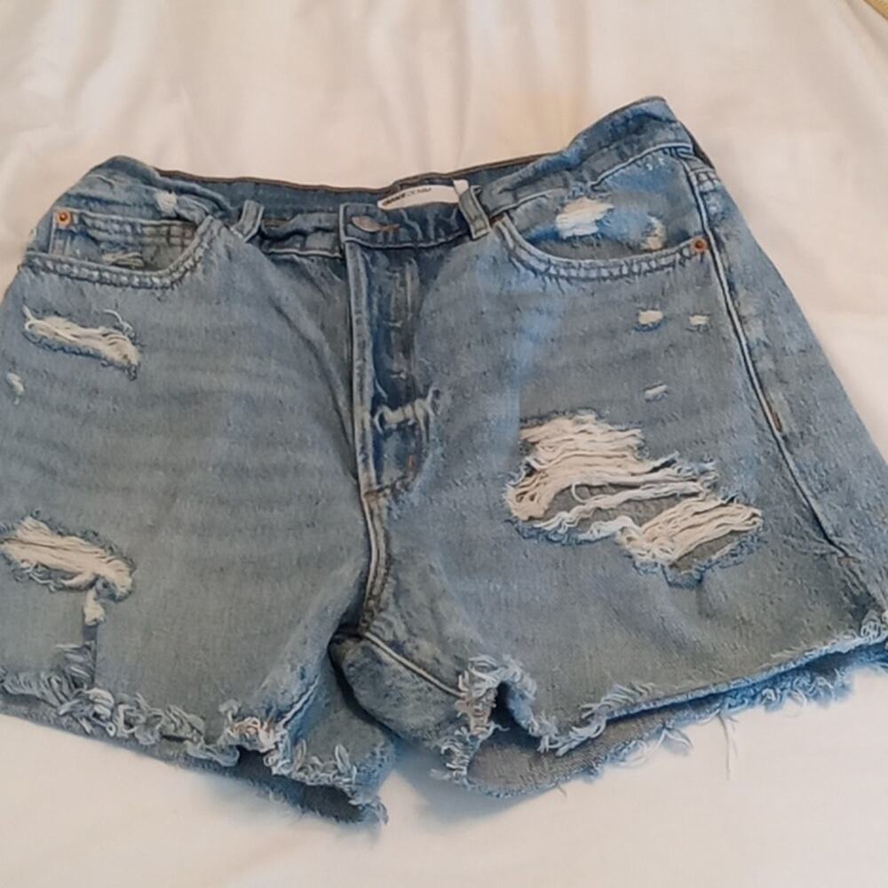 Garage Denim Juniors Vintage distressed denim cut off shorts.SIZE 9/29 Festival